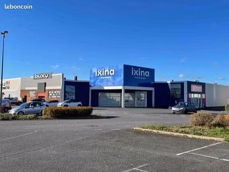 bâtiment commercial de 790 m² divisé en 2 lots
