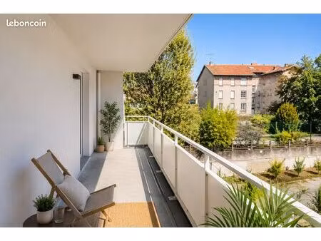 t2 de 48 m² avec balcon de 16 m² + parking + proche fort de nogent / centre-ville