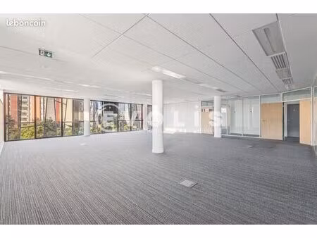 bureaux 823 m²
