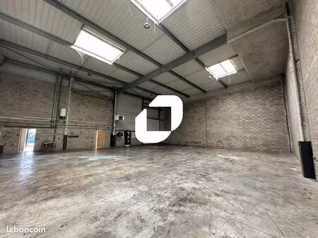 local d'activité 943 m²