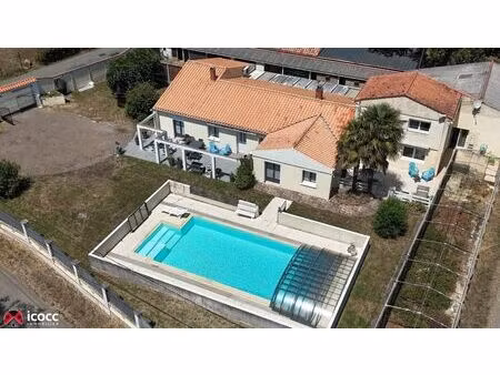 ensemble immobilier de 224 m² avec piscine