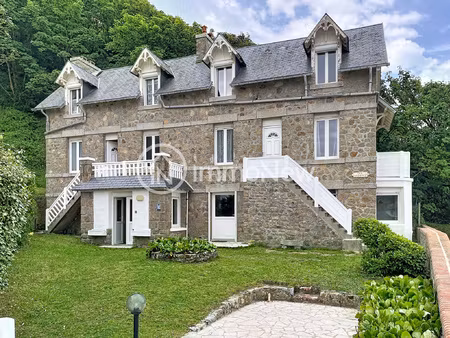 une maison de famille en pierres à carolles plage