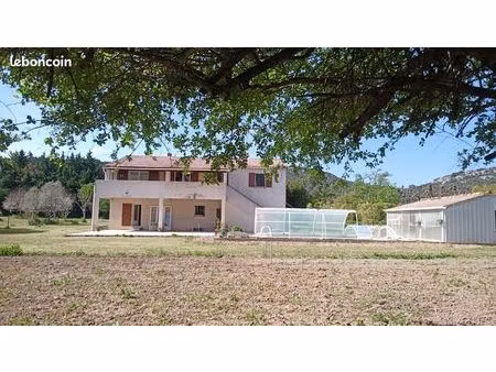 propriété de 5732 m2 avec une parcelle constructible