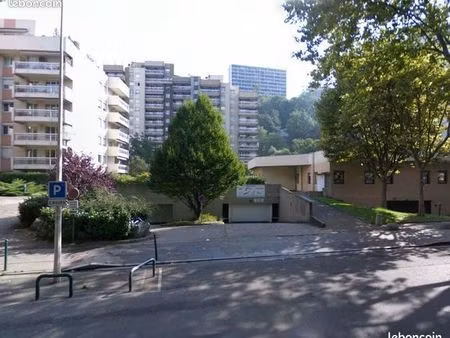 grand box garage en sous-sol quai gillet