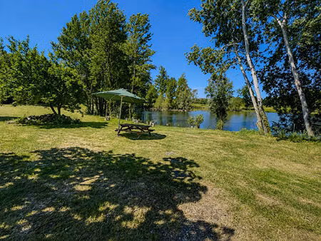 propriété de caractère avec lac  parc boisé et logement indépendant