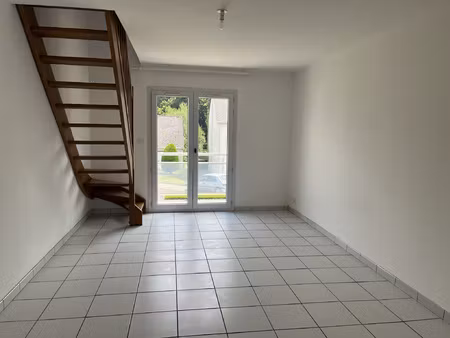 à pontivy..agréable maison avec balcon et garage