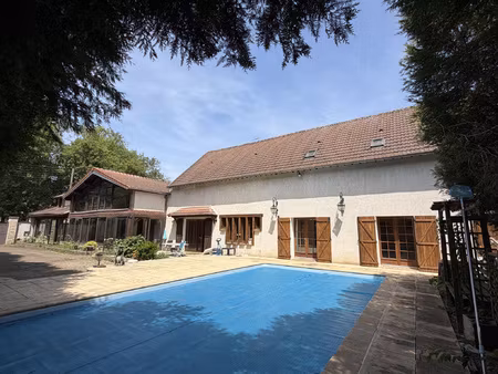 propriété de caractère avec piscine chauffée 384 m2 habita