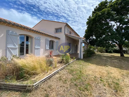 ensemble immobilier de caractère à vendays-bourg