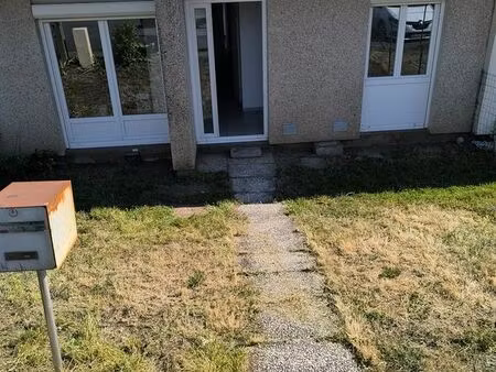 loue maison de plain pied mitoyenne sur 2 côtés