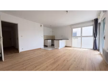 t2 48 m² - balcon sud - parking - tours nord - récent