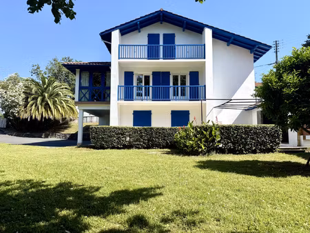 au calme au fond d'une impasse  maison familiale de 179 m2 a