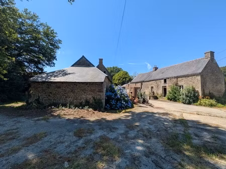 locmalo corps de ferme compose 2 grandes longères en pierre de 105m² environ et 130 m² env