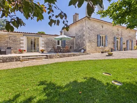 superbe propriété en pierre avec vue panoramique sur la campagne  piscine et dépendances