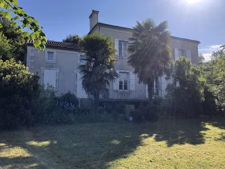 grande maison dans un cadre paisible avec des magnifiques jardins