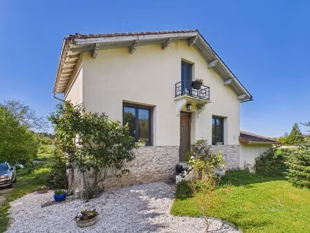 charmante maison en pierre avec un terrain de 6 000 m²