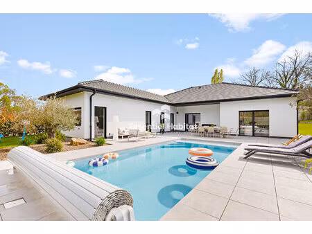 maison de plain-pied d'exception avec piscine et jardin arboré