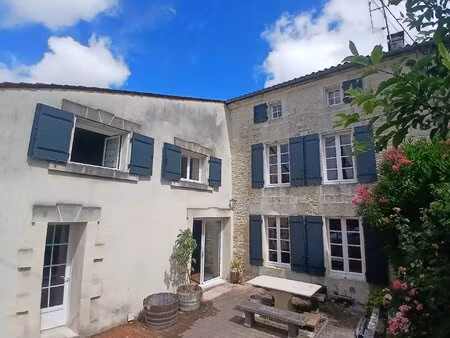 jolie maison de village en pierre comprenant 5 chambres et une dépendance