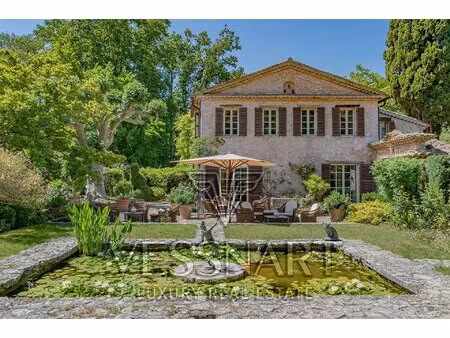 magnifique propriété entourée d'un jardin enchanteur