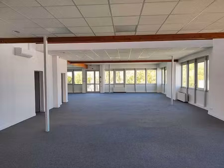 location bureau chauray 1 440 m²