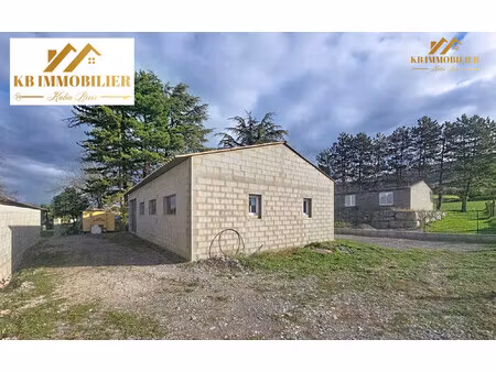 maison avec une deuxième bâtisse et une piscine intérieure à