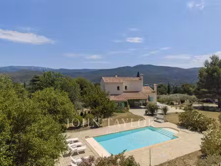 une propriété familiale rare offrant près de 300 m² habitables  trois espaces de vie...