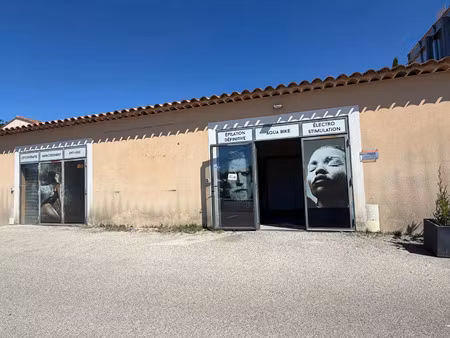 location commerce 105 m² à salon-de-provence (13300)
