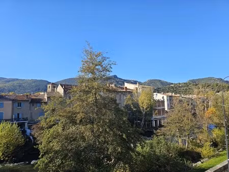 maison de village borde d'un fleuve