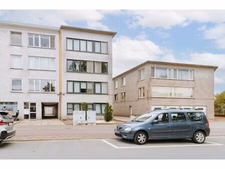 gelijkvloers te renoveren drieslaapkamer appartement
