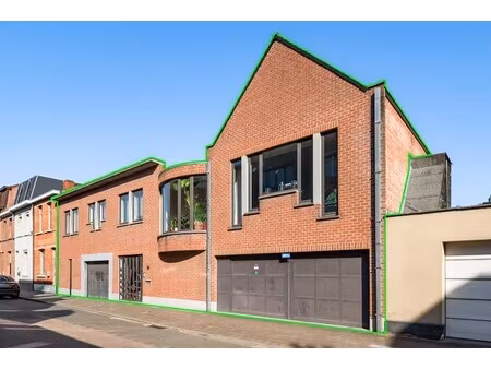 uitzonderlijke woning met 2 garages  6 autostaanplaatsen  3 slaapkamers en uitgestrekt ter