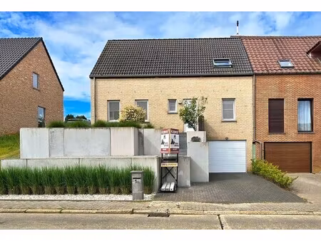 instapklare halfopen gezinswoning met 4 slaapkamers  zonnepanelen en zonnige tuin