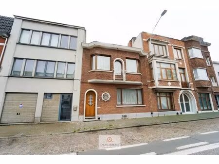 charmante op te frissen woning met stadstuin!