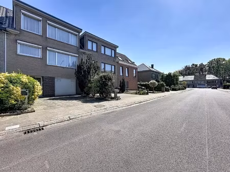 ruime woning met 4 slaapkamers en garage gelegen in gunstige omgeving te belsele!