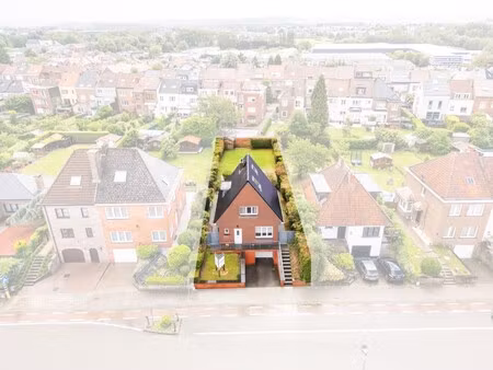 gezinswoning met 2 slaapkamers  zolder  grote tuin en garage