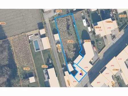 perceel van 890m².