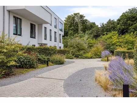 prachtig recent gelijkvloers appartement met 2 slaapkamers  tuin en parking