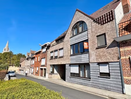 rustig en tevens centraal gelegen appartement met ruim terras en garage.