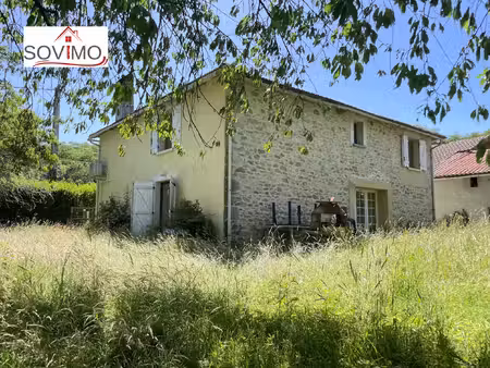 dans un endroit verdoyant  ancienne grange en pierre convert
