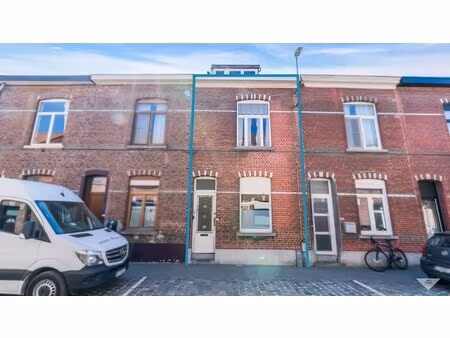 te renoveren rijwoning met 3 slaapkamers op topligging