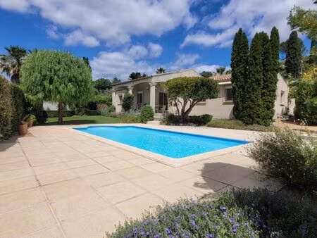 villa de plain-pied avec piscine et vues