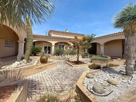 a cinq minutes de marseillan dans une résidence sécurisée grande villa d'architecte