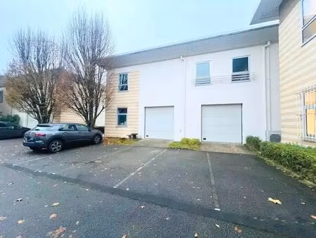 location local d'activités 141 m²