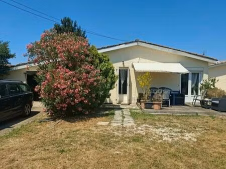maison de plain-pied avec grand garage  jardin et panneaux solaires - saint-christoly-de-b
