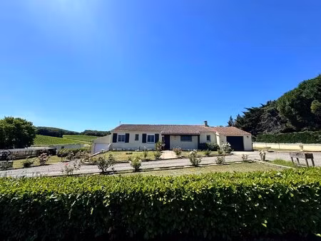 charmante maison avec grand terrain et vues panoramiques