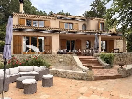en exclusivité une villa avec vue à la campagne