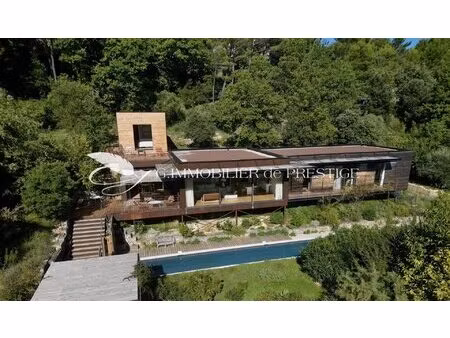 une villa contemporaine en bois et acier en position dominante