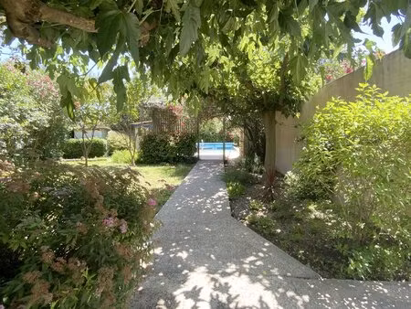 charmante villa avec piscine dans village à quelques minutes d'uzès.