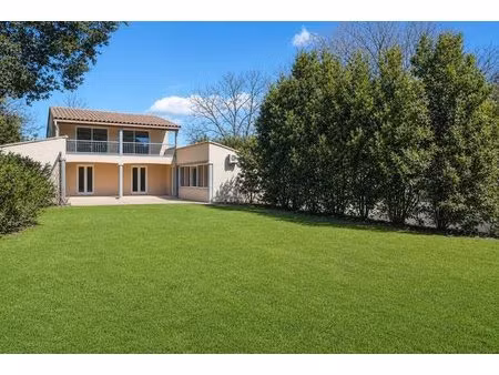 villa avec vue sur vignes et accès rivière