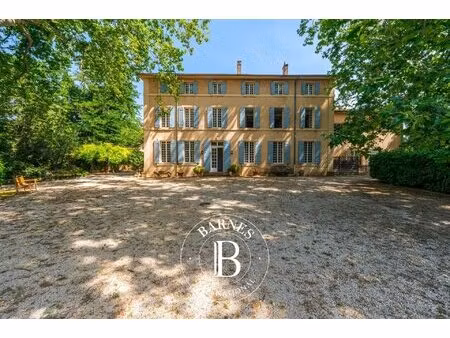 aix-en-provence – bastide du xviiie siècle  plusieurs annexes ainsi que deux piscines  de.