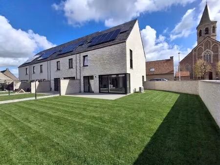 nieuwbouwwoning in hartje poesele met 3 slpks  tuin & carport