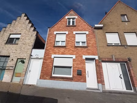 mooi en energiezuinig huis met grote tuin/ terras en gesloten garagebox. gelegen in het pi